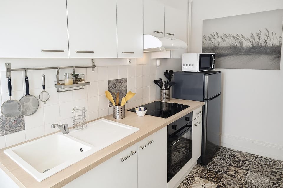 Coffee/tea facilities, Kitchen or kitchenette, microwave, oven, pet friendly, stove, kitchen