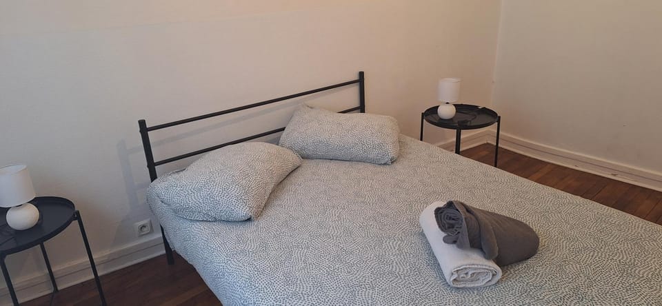 Bed, Photo of the whole room, Bedroom, towels
