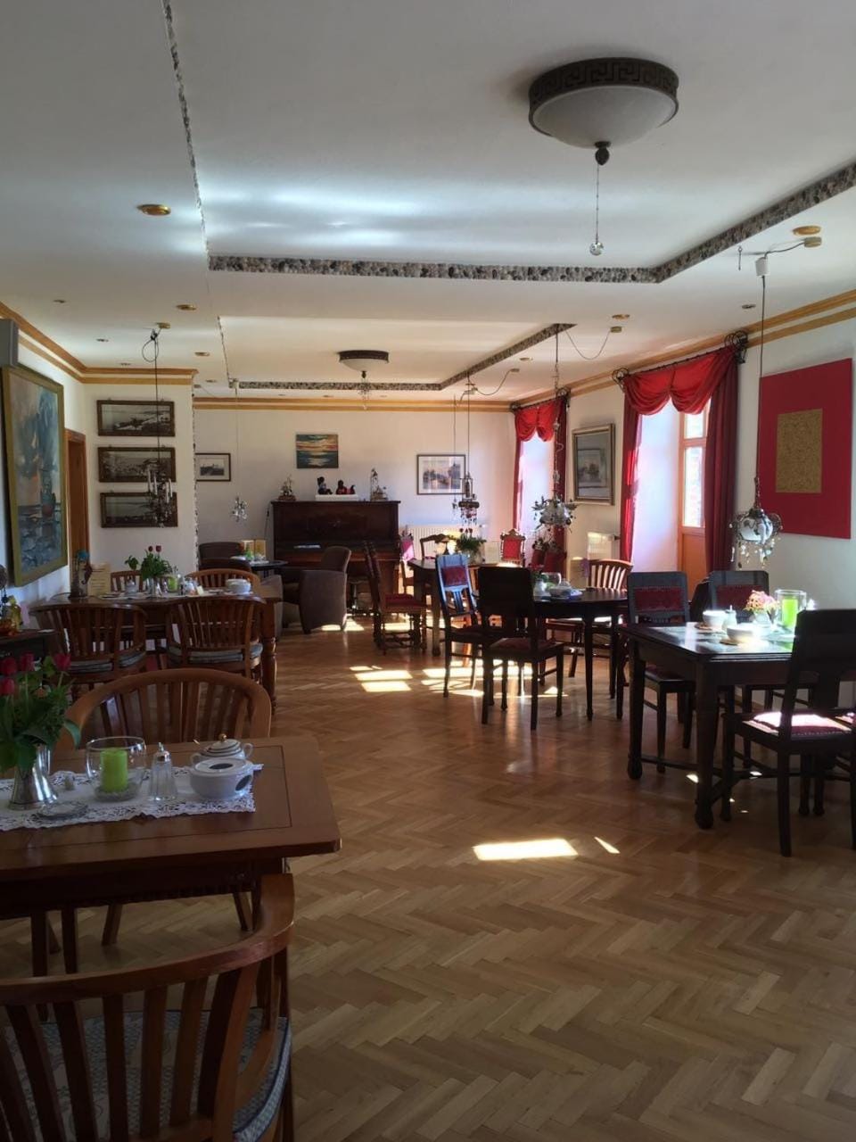 Restaurant/places to eat, Banquet/Function facilities, Seating area