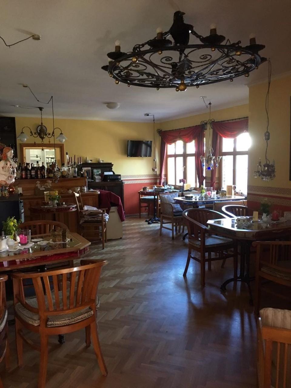 Restaurant/places to eat, Banquet/Function facilities, Seating area