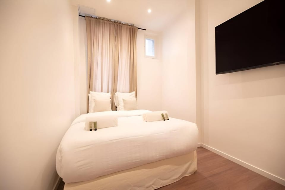 Bed, TV and multimedia, Photo of the whole room, Bedroom