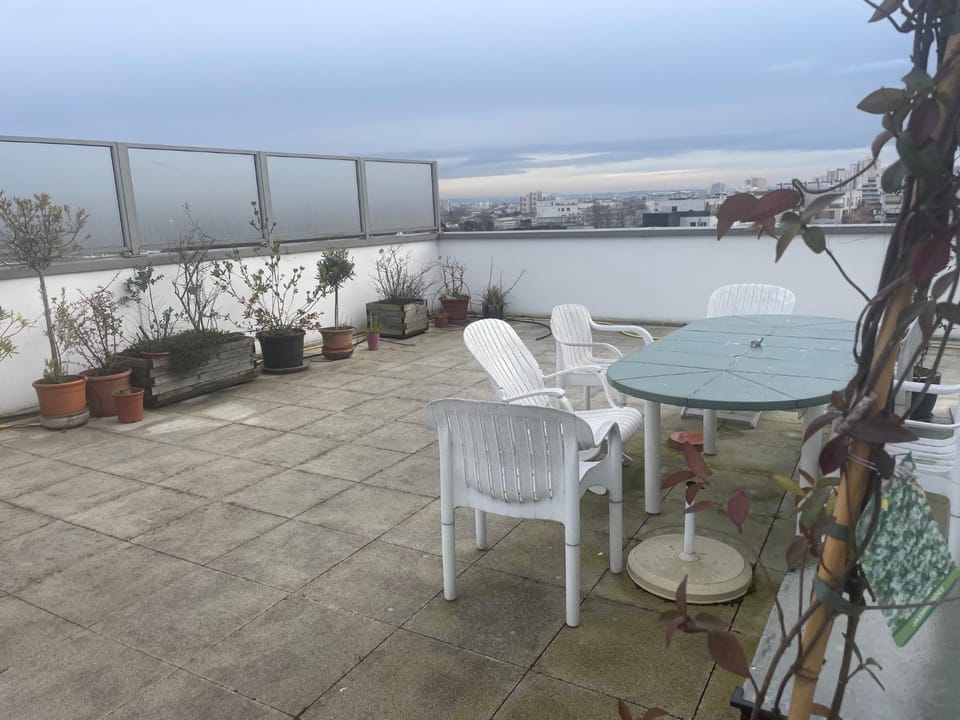 Chambre dans un grand appartement avec terrasse Vacation rental in Pantin