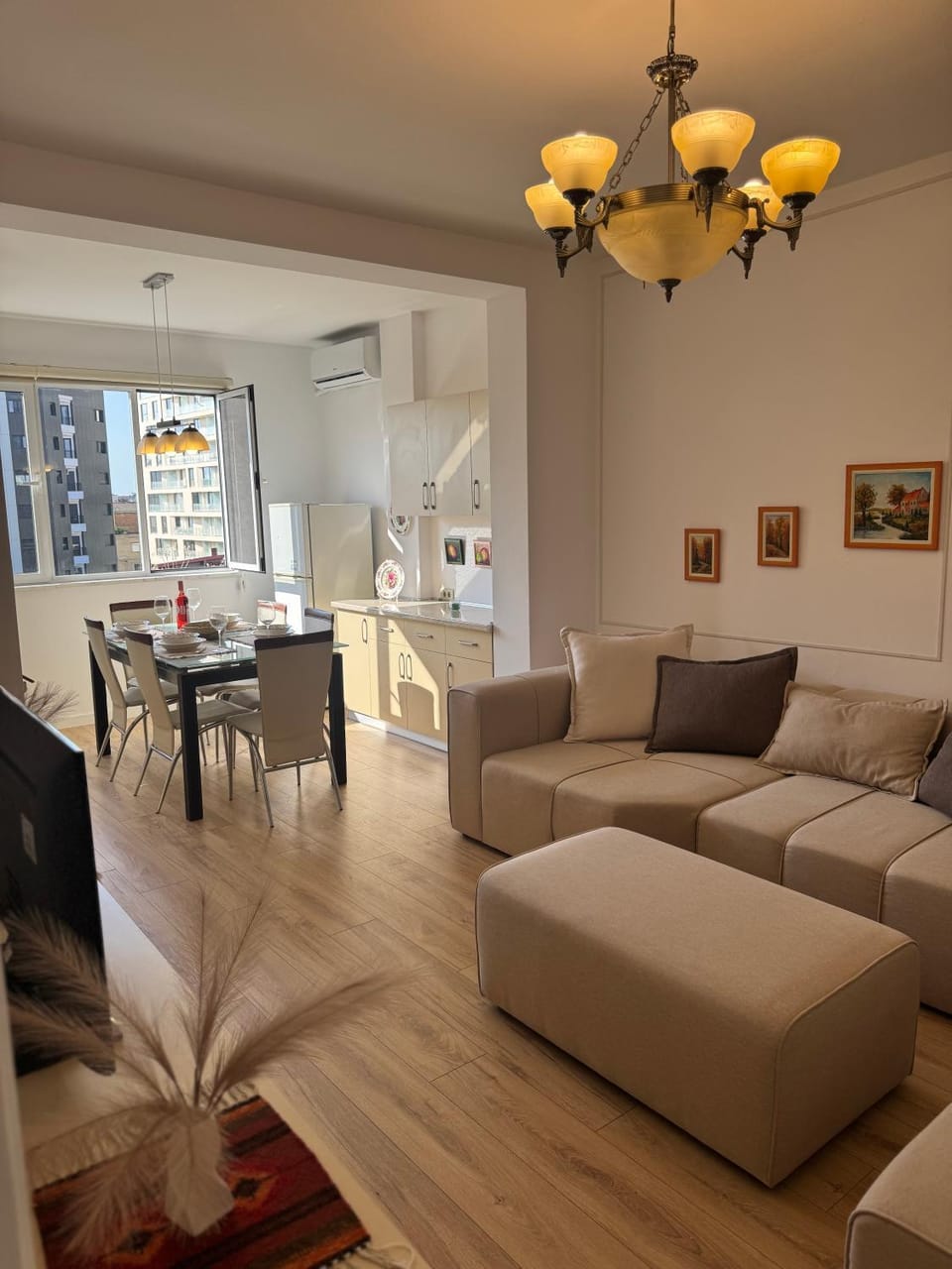 TV and multimedia, Living room, Seating area, Dining area