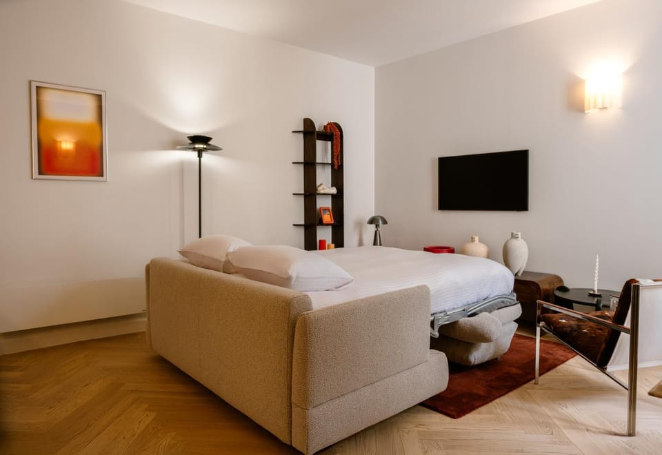 Communal lounge/ TV room, Bed, TV and multimedia, Living room, Seating area