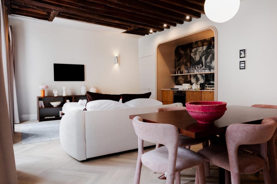 Communal lounge/ TV room, TV and multimedia, Living room, Seating area, Dining area