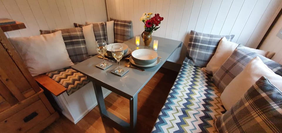 Seating area, Dining area
