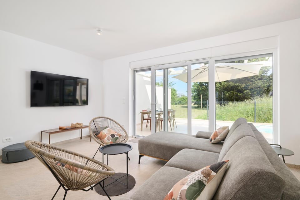 Patio, Communal lounge/ TV room, TV and multimedia, Living room, Seating area, Evening entertainment, Garden view