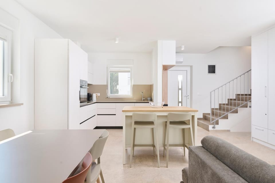 Kitchen or kitchenette, Living room, Seating area, Dining area