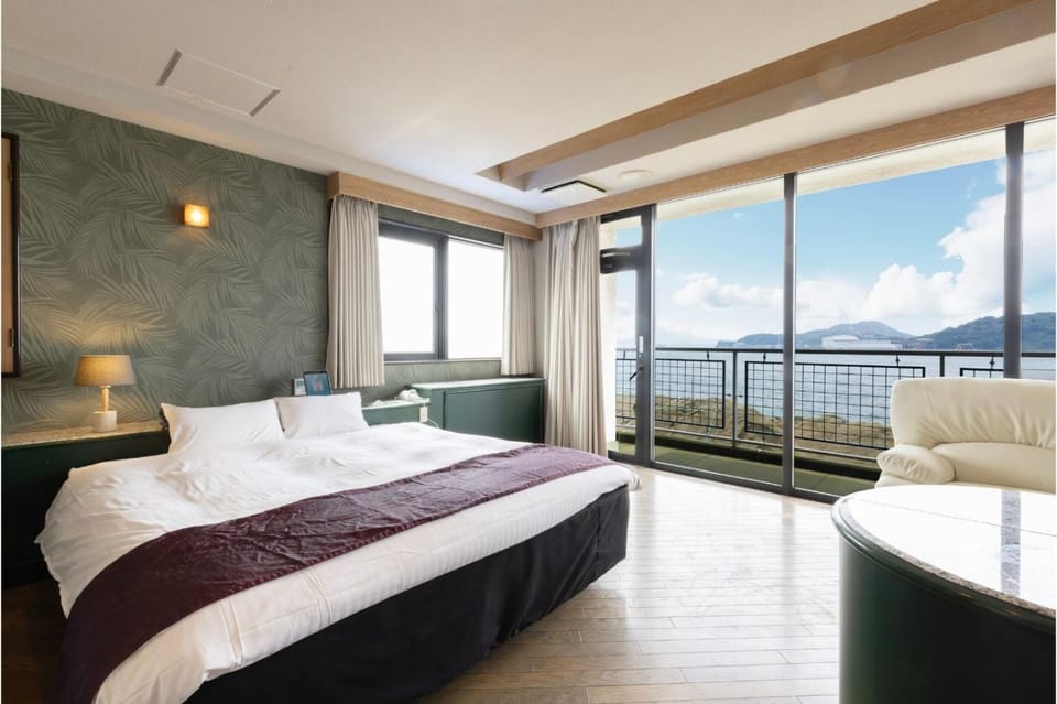 Bed, View (from property/room), Balcony/Terrace, Living room, Photo of the whole room, Seating area, Bedroom, Sea view