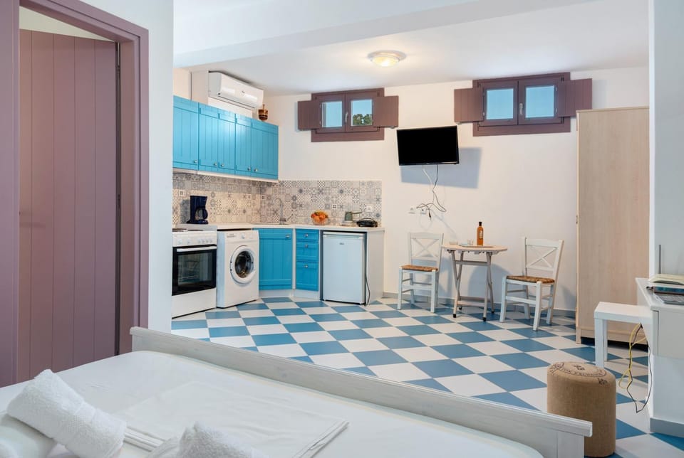 Kitchen or kitchenette, Living room