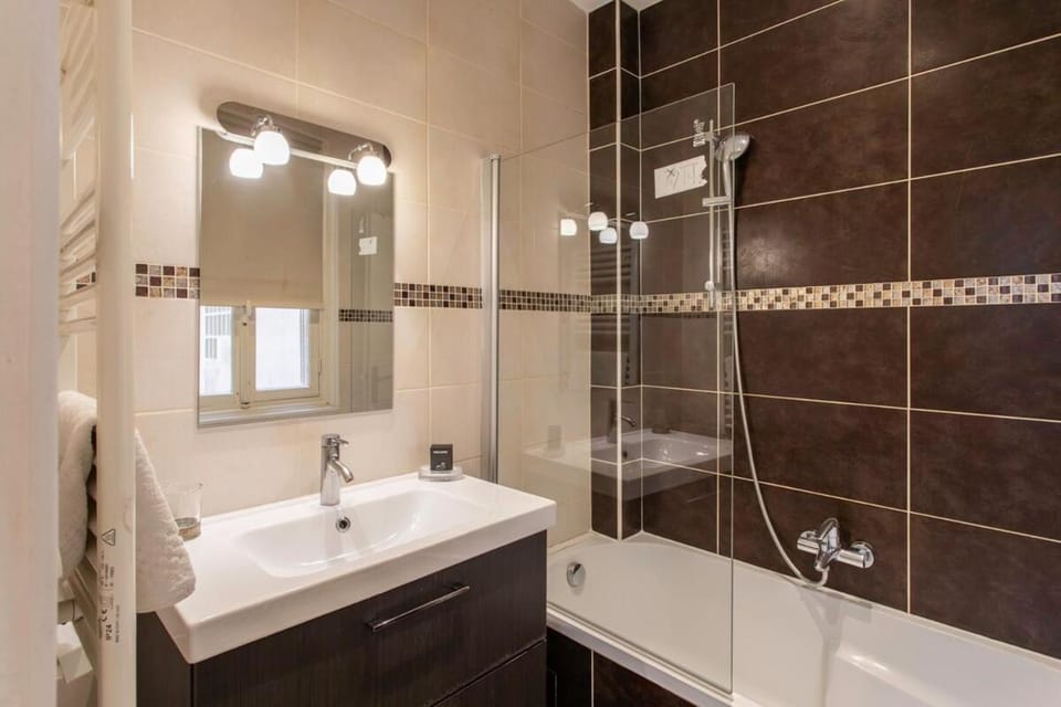 #37 Staywizus - 1BDR Bagatelle, Promenade, sea front - Balcony & AC Apartment in Nice