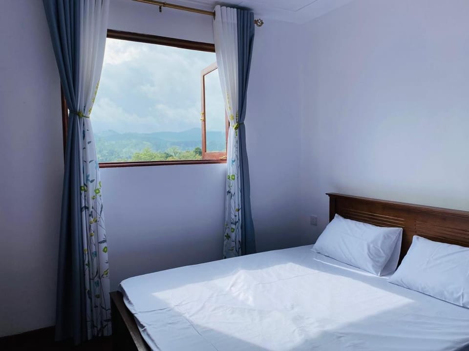 Bedroom, Mountain view