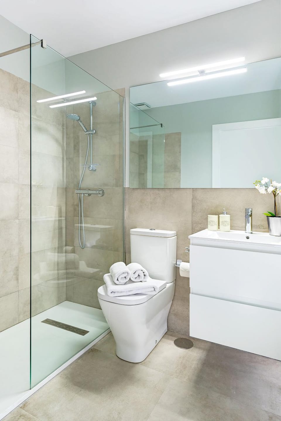 Shower, Toilet, Bathroom, towels