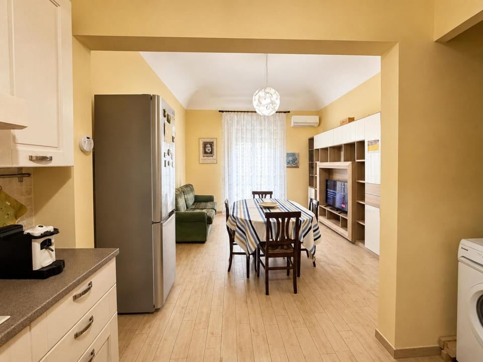 Kitchen or kitchenette, Seating area, Dining area, minibar, stove
