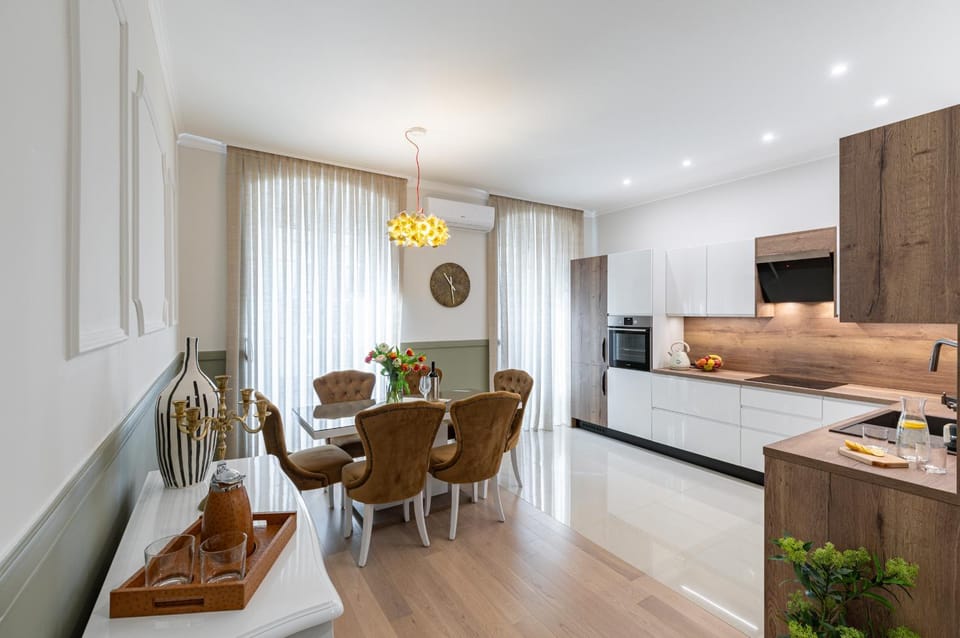 Dining area, kitchen