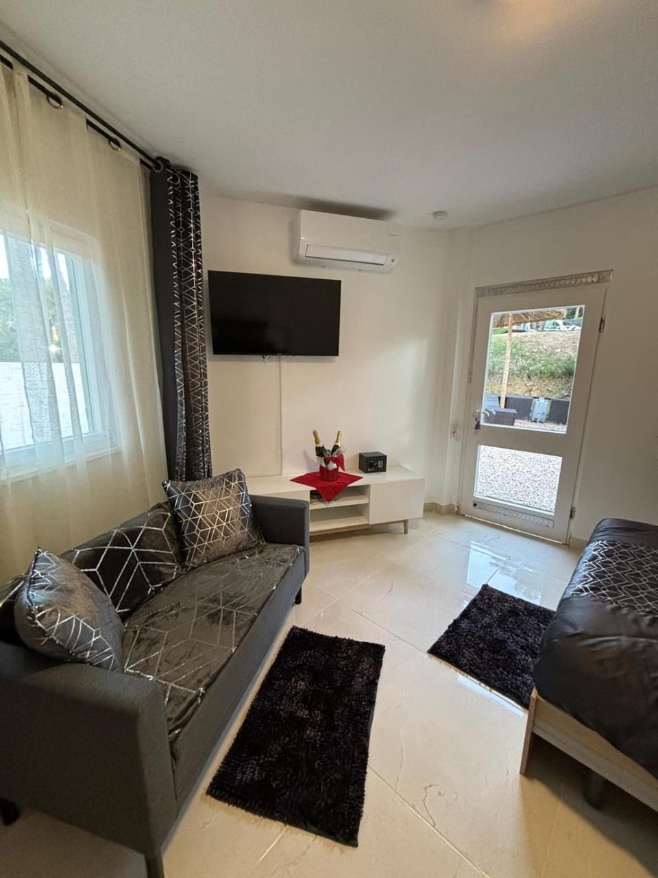 Communal lounge/ TV room, TV and multimedia, air conditioner