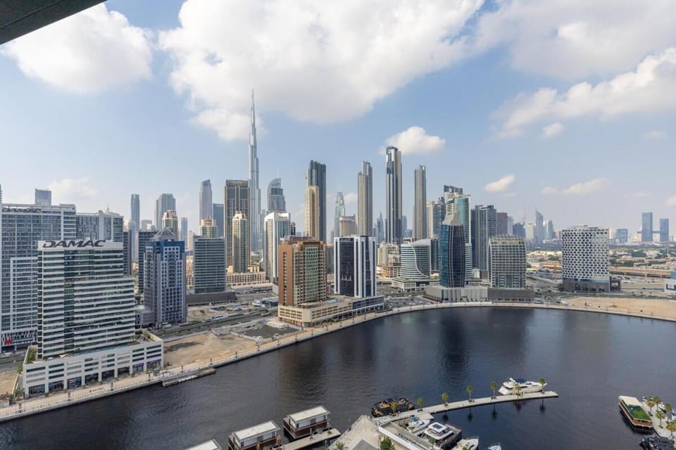Waves - Elegant Waterfront Living in Dubai's Business Bay Apartment in Dubai