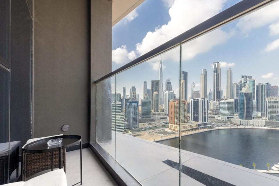 Waves - Elegant Waterfront Living in Dubai's Business Bay Apartment in Dubai