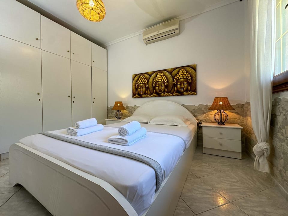 Bed, Photo of the whole room, Bedroom, towels, wardrobe, air conditioner