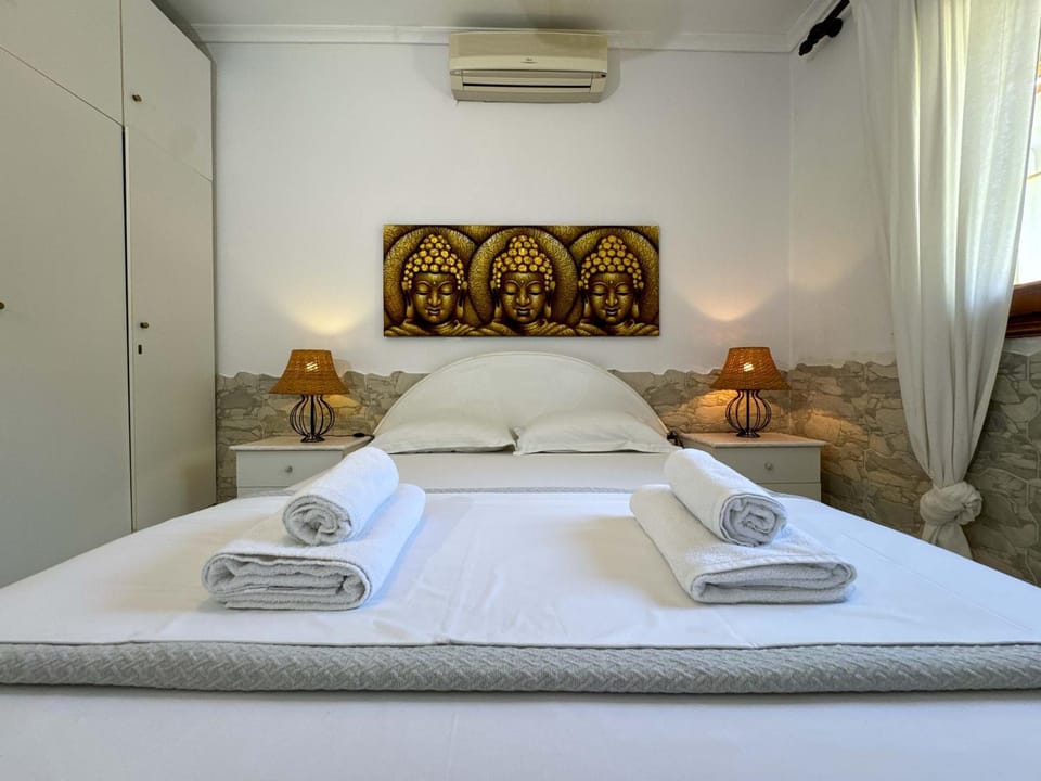 Bed, Photo of the whole room, Bedroom, towels, wardrobe, air conditioner