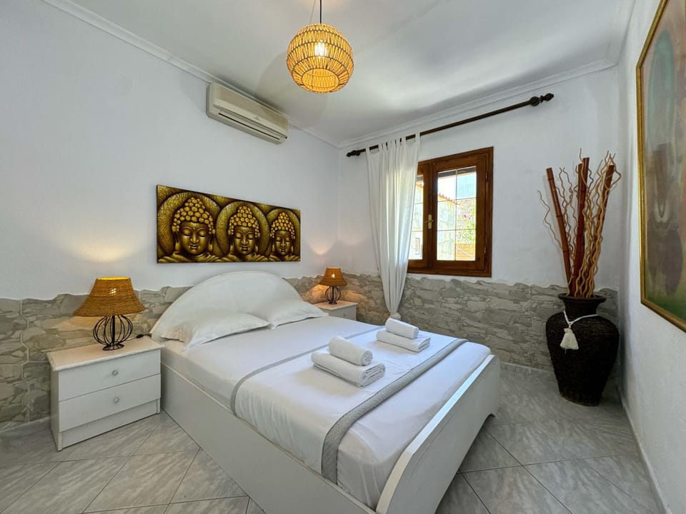 Bed, Photo of the whole room, Bedroom, towels, air conditioner