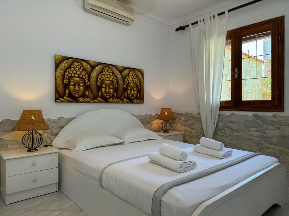 Bed, Photo of the whole room, Bedroom, towels, air conditioner