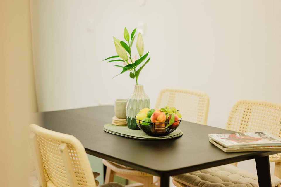 Food and drinks, Seating area, Dining area, Food