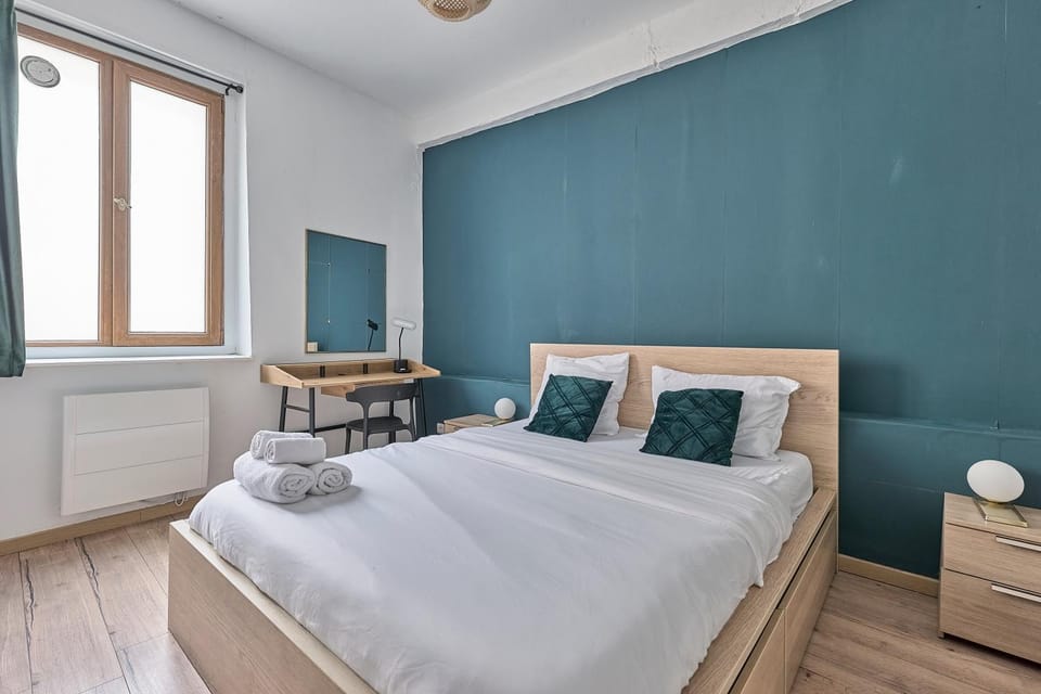 Bed, Photo of the whole room, Bedroom, towels