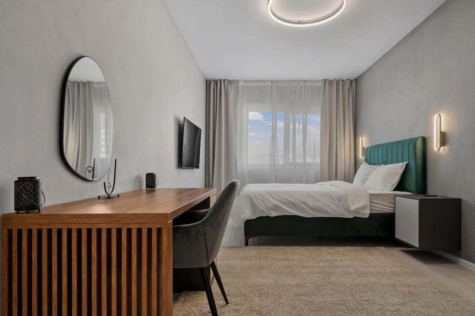 Bed, TV and multimedia, Photo of the whole room, Bedroom