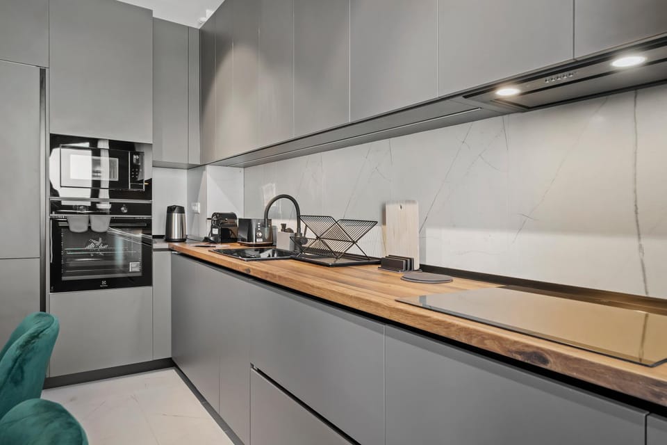Coffee/tea facilities, Kitchen or kitchenette, oven, stove, toaster