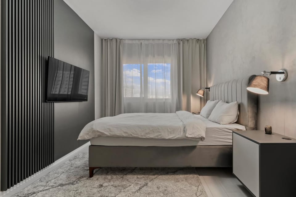 Bed, TV and multimedia, Photo of the whole room, Bedroom