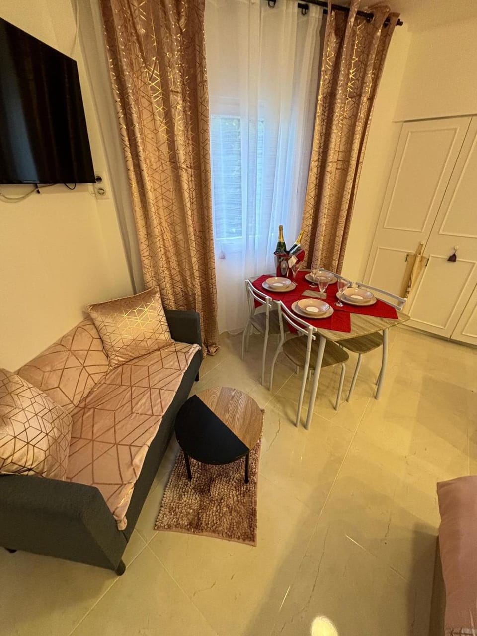 TV and multimedia, Living room, Dining area