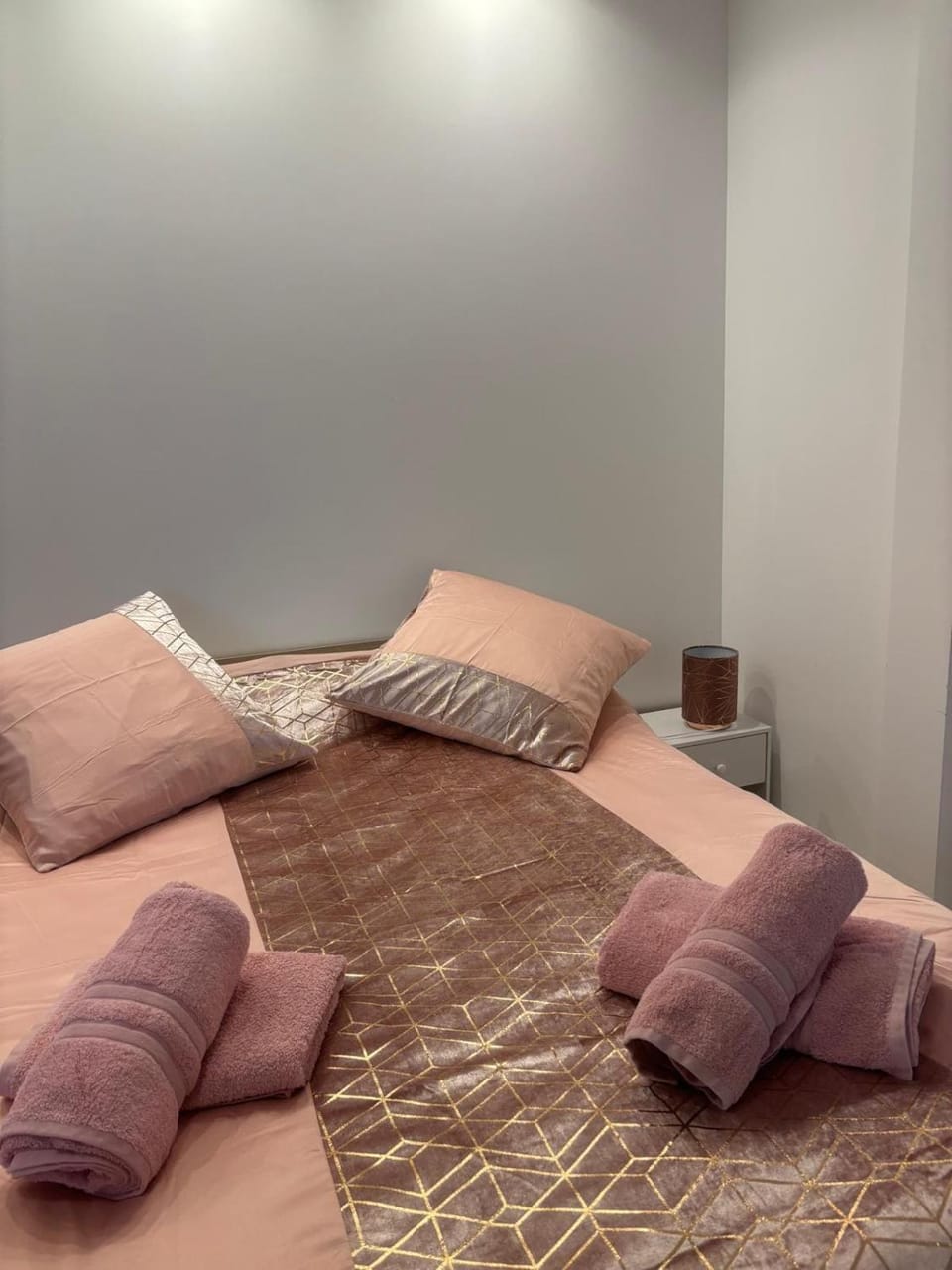 Bed, towels