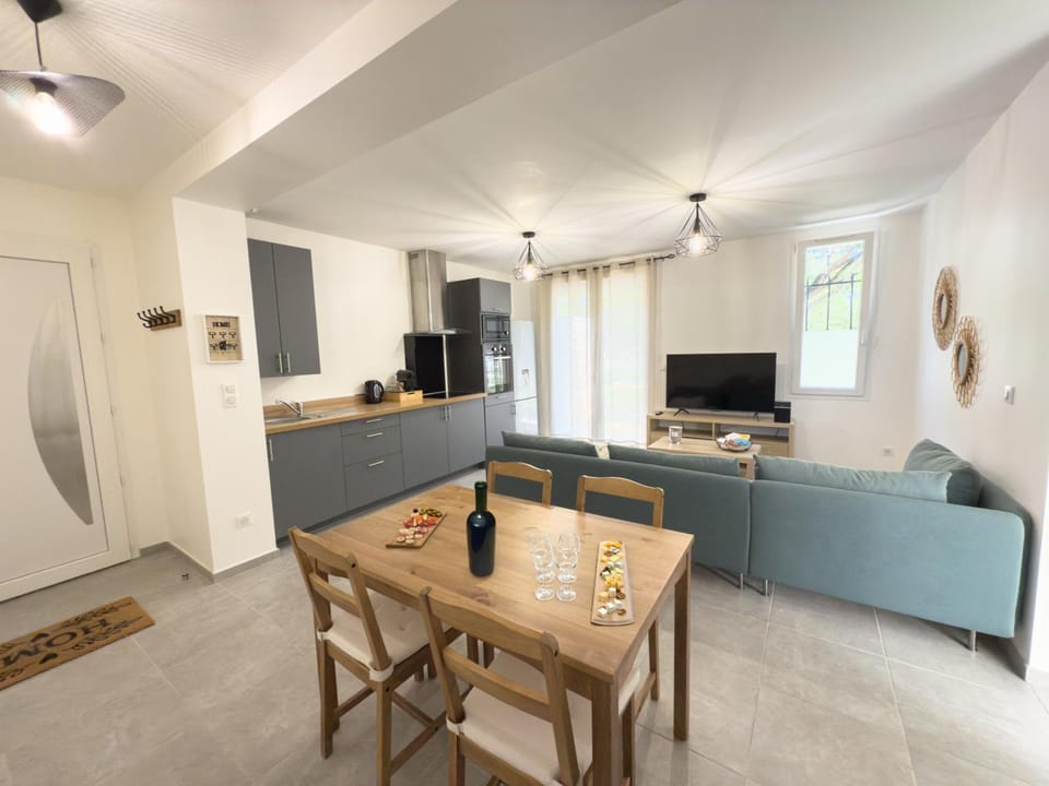 Communal lounge/ TV room, TV and multimedia, Kitchen or kitchenette, Living room, Seating area, Dining area