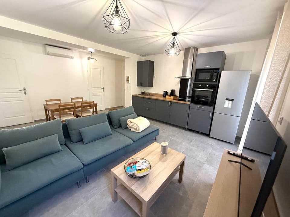 Kitchen or kitchenette, Living room, Seating area, Dining area, oven, pet friendly, stove, air conditioner