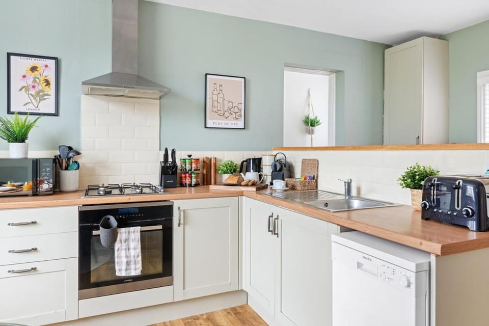 Coffee/tea facilities, Kitchen or kitchenette, dishwasher, oven, pet friendly, stove, toaster