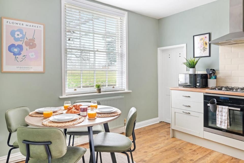Seating area, Dining area, pet friendly