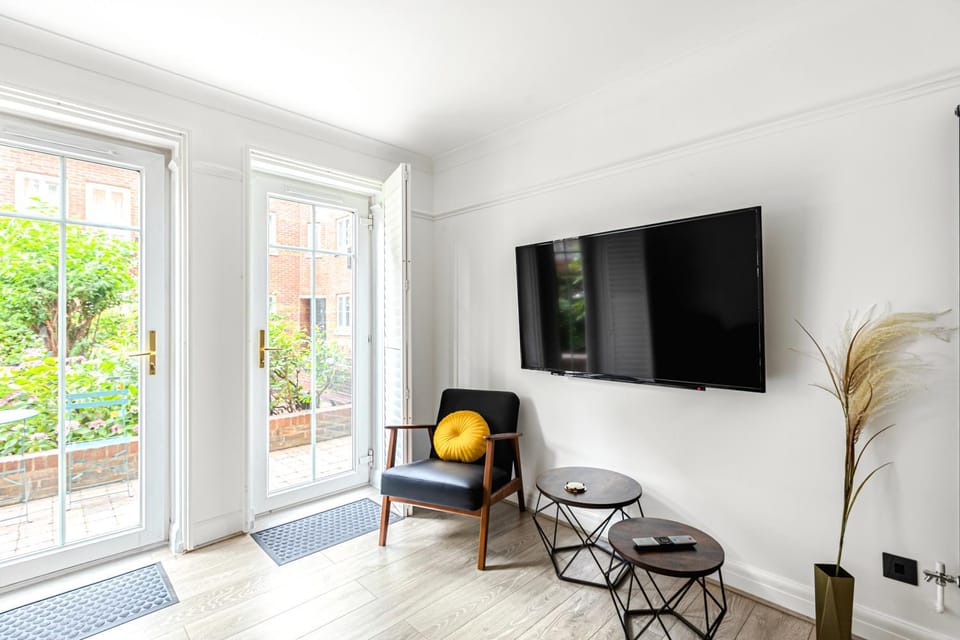 TV and multimedia, Living room, Seating area, Evening entertainment