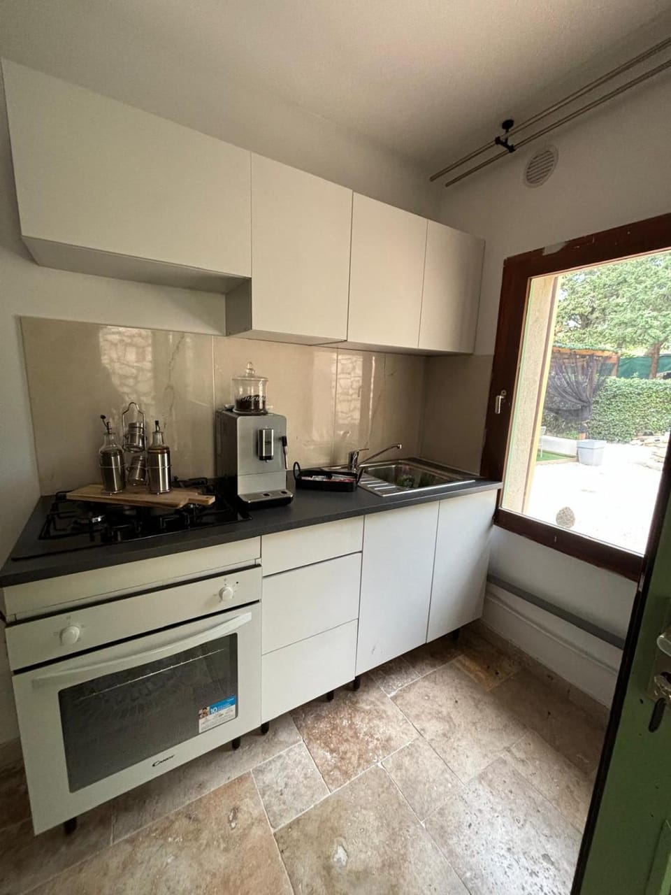 Coffee/tea facilities, Kitchen or kitchenette, stove
