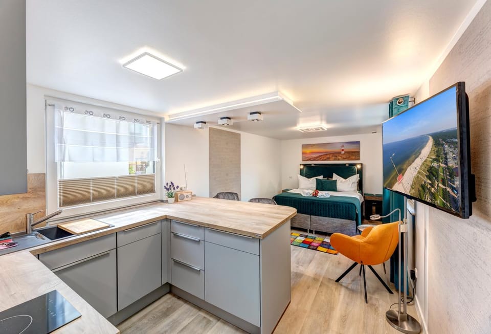 Bed, TV and multimedia, Kitchen or kitchenette, Photo of the whole room, Seating area