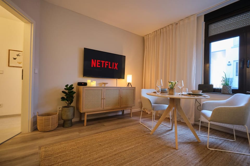TV and multimedia, Living room, Seating area, Dining area, Evening entertainment