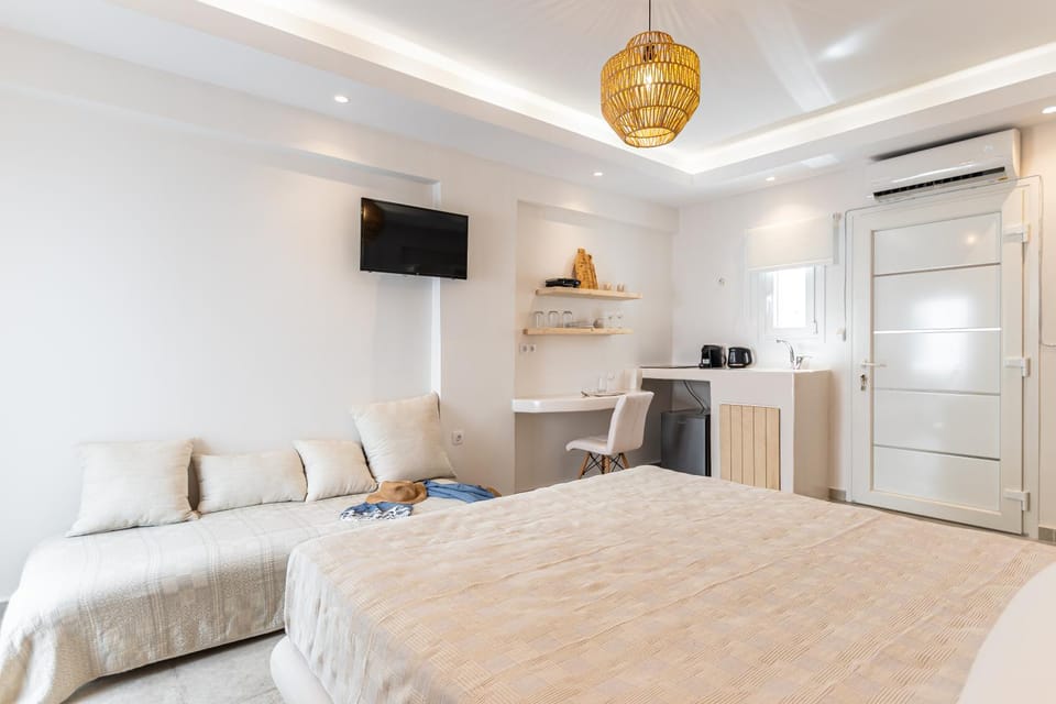 Bed, TV and multimedia, Kitchen or kitchenette, Photo of the whole room, Seating area, Bedroom, air conditioner