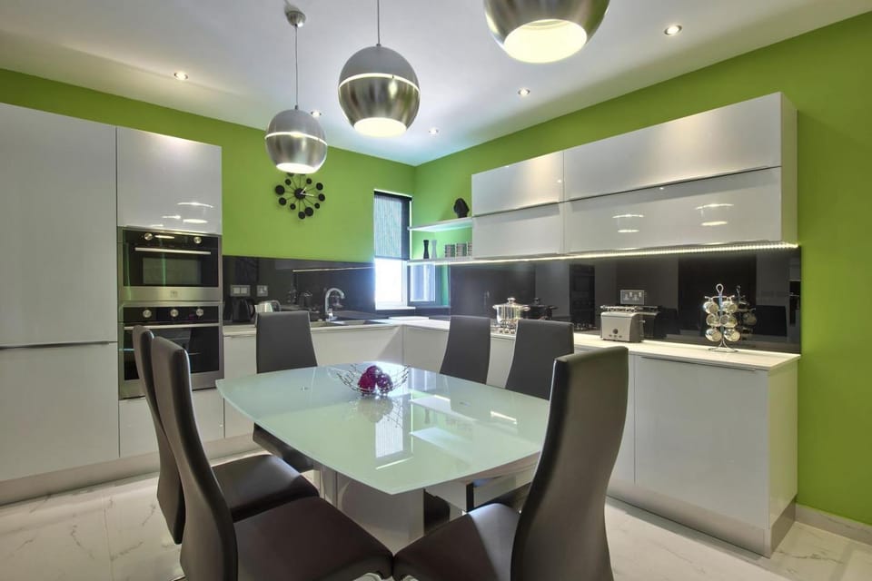 Kitchen or kitchenette, Living room, Seating area, Dining area, stove