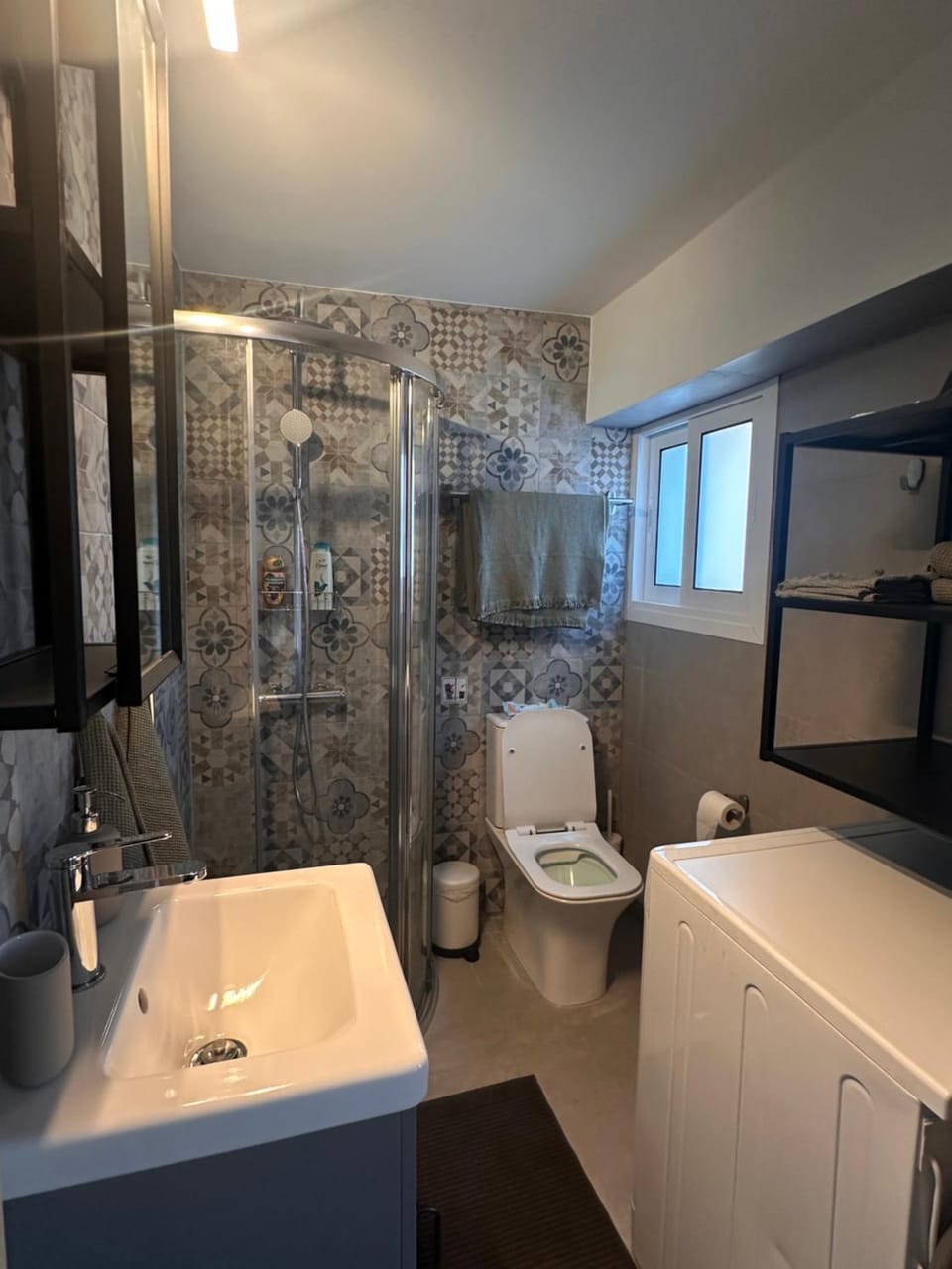 Shower, Toilet, Bathroom, towels