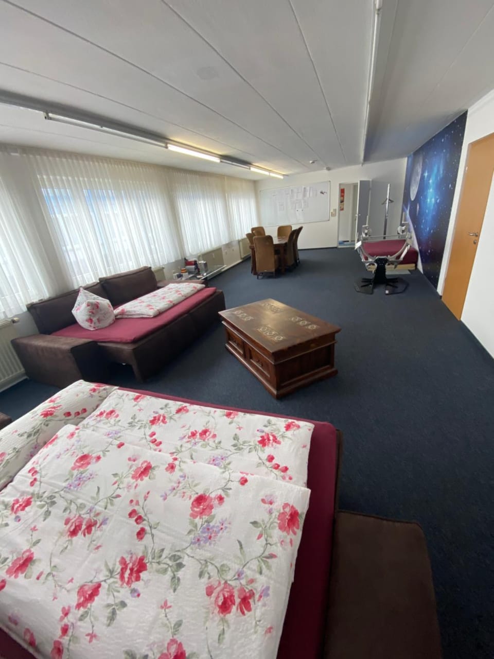 Bed, Living room, Photo of the whole room, Seating area