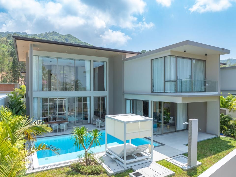 Property building, Patio, Day, Natural landscape, Swimming pool, sunbed