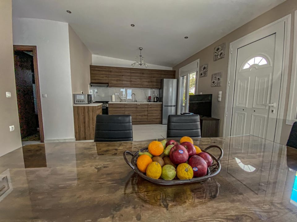 Kitchen or kitchenette, Food and drinks