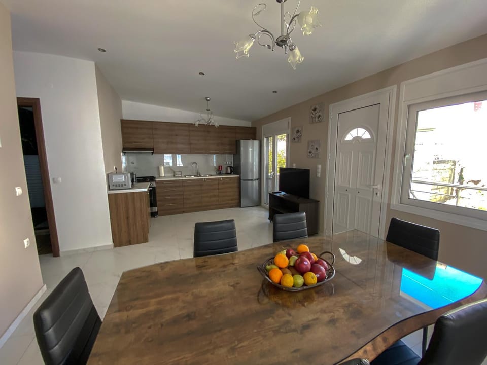 TV and multimedia, Kitchen or kitchenette, Living room, Dining area