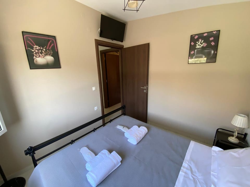 Bed, Photo of the whole room, Bedroom, towels