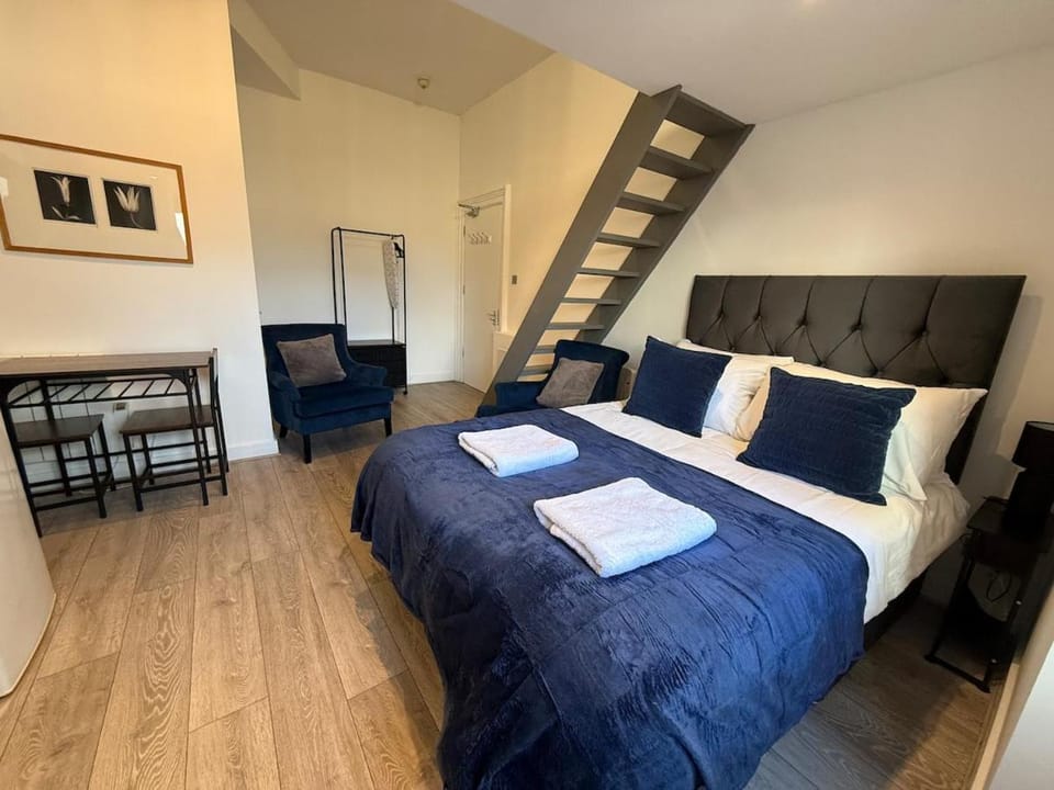 Bed, Photo of the whole room, towels